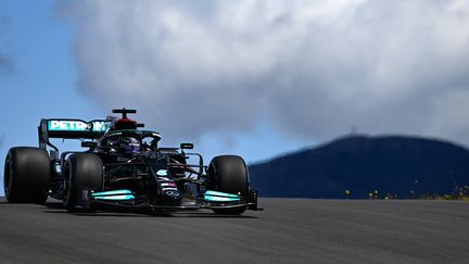 Lewis Hamilton (Mercedes) remporte la 2e séance des essais libres au Portugal. (GABRIEL BOUYS / AFP)