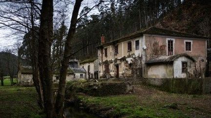 Maisons abandonnées près du village de Barreiros dans le nord de l'Espagne, le 19 février 2014. (AFP/Miguel Riopa)