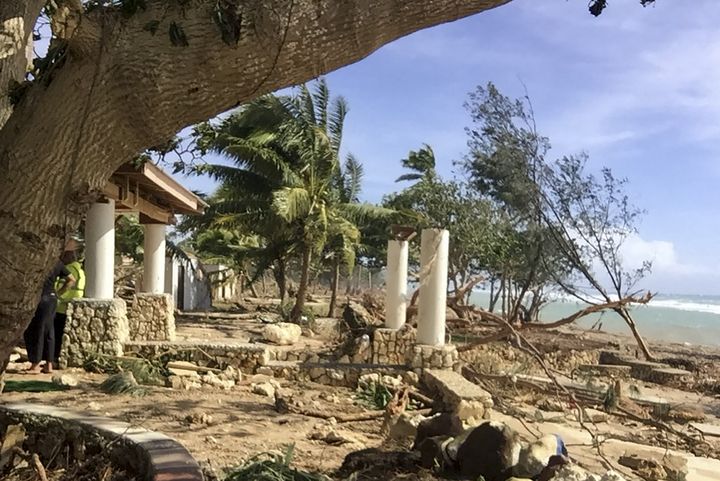 Un complexe touristique est endommagé par le passage du cyclone Harold, à Hihifo, aux Tonga, le 9 avril 2020. (HANDOUT / TONGA POLICE / AFP)