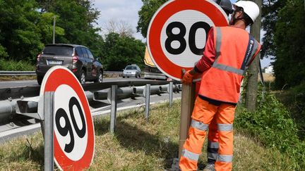 Changement de panneaux (PASCAL PAVANI / AFP)