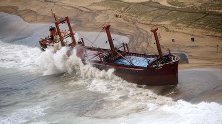 Le cargo "TK Bremen" s'est &eacute;chou&eacute; le 16 d&eacute;cembre 2011 pr&egrave;s de Lorient (Morbihan). (MAEL PRIGENT / AFP)