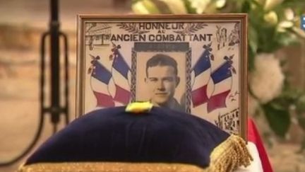 Un soldat français mort pendant la guerre d'Algérie a été enterré en France, plus de 60 ans après sa mort. Sa famille a obtenu le rapatriement de sa dépouille qui reposait au cimetière militaire d'Oran. (FRANCE 3)