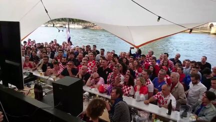 Des supporters croates à Paris, le 11 juillet 2018. Ce ponton sur la Seine est&nbsp;devenu au fil des matchs la fan zone de la communauté croate. (SIMON DE FAUCOMPRET / RADIO FRANCE)