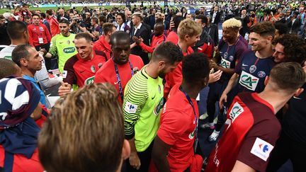 L'équipe des Herbiers applaudi par les joueurs du PSG après la défaite des Vendéens en finale de la Coupe de France, mardi 8 mai 2018 (FRANCK FIFE / AFP)