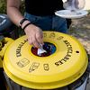 Une femme jette ses déchets recyclables dans une poubelle jaune, au Guerno (Morbihan), le 13 septembre 2020. (MARTIN BERTRAND / HANS LUCAS / AFP)