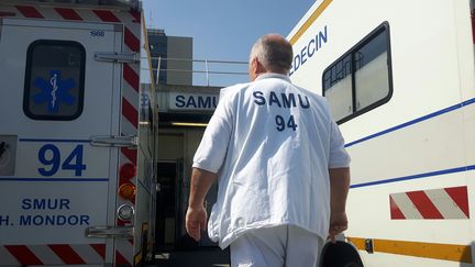 Un médecin du Samu 94&nbsp;à l'hôpital Henri-Mondor de Créteil, le 23 mai 2018 (SÉBASTIEN BAER / FRANCE-INFO)