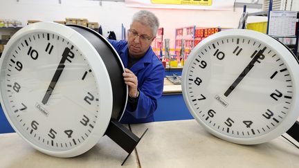 Un employ&eacute; de l'entreprise Bodet, &agrave; Tr&eacute;mentines (Maine-et-Loire), le 26 mars 2014. (JEAN-SEBASTIEN EVRARD / AFP)