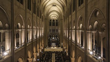 La cathédrale a rouvert ses portes le 8 décembre 2024, permettant la tenue de la messe de minuit, dans la nuit du 24 au 25 décembre 2024. (TERESA SUAREZ / MAXPPP)