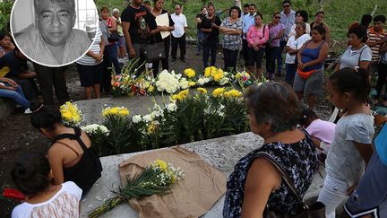 Le jour même de l'assassinat de Filadelfo Sanchez Sarmiento, le corps de Juan Mendoza Delgado est retrouvé dans une morgue de Veracruz alors qu'il était porté disparu depuis la veille. Il y aurait été déposé là après avoir été écrasé par une voiture. Juan Mendoza Delgado était à la tête du site web d'informations «Escribiendo la verdad» soit «Ecrire la vérité», à Medellin de Bravo dans l'Etat de Veracruz et était également chauffeur de taxi. Le 1er juillet 2015, Javier Duarte, gouverneur de Veracruz, avait tenu des propos controversés devant un parterre de journalistes, les accusant d'avoir «des liens avec la pègre» : «Comportez-vous bien. […] Je vous le demande, s'il vous plait. C'est pour vous.» Et il sait de quoi il parle; douze journalistes sont morts depuis que Javier Duarte est élu gouverneur, en 2010. (ILSE HUESCA / AFP)