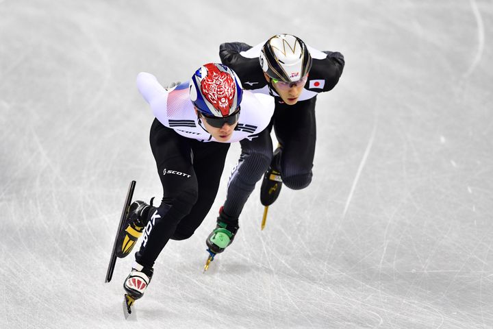 A droite, le Japonais Kei Saito lors de la course sur 1 500 m aux Jeux olympiques de Pyeongchang (Corée du Sud), le 10 février 2018. (MLADEN ANTONOV / AFP)