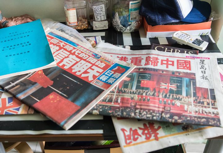 Des archives de journaux du jour de la rétrocession de Hong Kong à la Chine, dans l'appartement d'Ivy Lai, le 17 juillet 2019. (ELISE LAMBERT / FRANCEINFO)