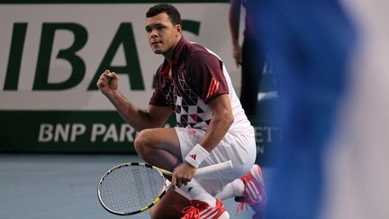 Jo-Wilfried Tsonga apr&egrave;s avoir remport&eacute; un point en demi-finale du tournoi de Bercy, le 12 novembre 2012, &agrave; Paris.&nbsp; (JACQUES DEMARTHON / AFP)