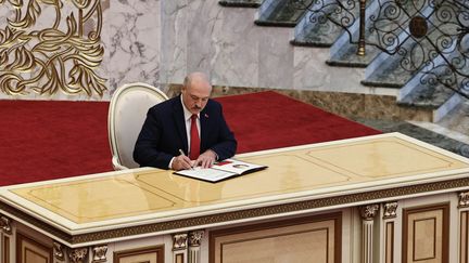 Alexandre Loukachenko lors de sa prestation de serment pour un sixième mandat présidentiel, mercredi 23 septembre 2020 à Minsk. (ANDREY STASEVICH / BELTA / AFP)