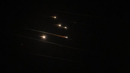 Des missiles lancés depuis l'Iran sont visibles dans le ciel de Tel Aviv, le 1er octobre 2024. (ILIA YEFIMOVICH / DPA / MAXPPP)