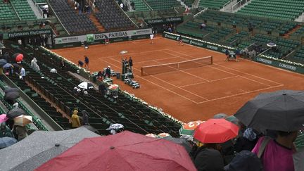 La pluie a interrompu les matches à Roland-Garros ce samedi 3 juin (GABRIEL BOUYS / AFP)