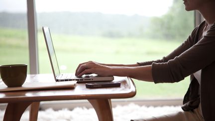 Les connexions des 25-30 ans aux r&eacute;seaux sociaux ou &agrave; une messagerie personnelle se font essentiellement &agrave; domicile, selon une &eacute;tude Opinion Way publi&eacute;e lundi 25 f&eacute;vrier 2013. (FLYNN LARSEN / IMAGE SOURCE / AFP )