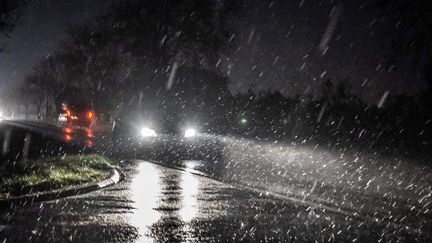 Une voiture sur une route de Charente-Maritime. (XAVIER LEOTY / MAXPPP)