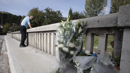 Un gendarme sur les lieux o&ugrave; le major Daniel Briere a &eacute;t&eacute; tu&eacute; mercredi, percut&eacute; par un v&eacute;hicule vol&eacute;, jeudi 18 octobre 2012. (FRANCK FERNANDES / MAXPPP)