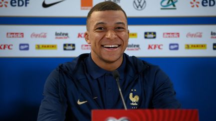 Kylian Mbappé lors de la conférence de presse des Bleus à la veille du match contre l'Irlande à l'Aviva Stadium de Dublin, le 26 mars 2023. (FRANCK FIFE / AFP)