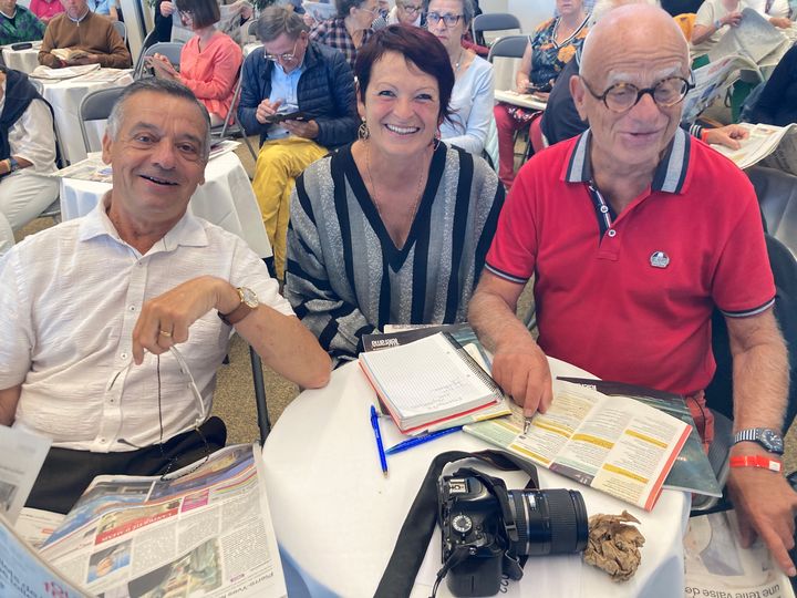 Patrick et Mary-France Gaultier, et Jean-Michel Gay, festivaliers accrocs au Café Littéraire, surnommés les "étonnants spectateurs", le 3 juin 2022 (Laurence Houot / FRANCEINFO CULTUR)