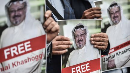 Des manifestants à Istanbul, le 8 octobre 2018, brandissent des portraits de Jamal Khashoggi, journaliste saoudien porté disparu depuis le 2 octobre 2018. (OZAN KOSE / AFP)