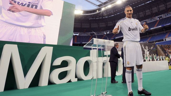 Karim Benzema lors de sa présentation au Real Madrid, le 1er juillet 2009. (AFP)