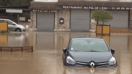 La Seine-et-Marne est placée en vigilance orange en raison du risque de crues depuis lundi 26 février. Si l'alerte avait été donnée à Pommeuse, la montée des eaux a été plus soudaine qu'attendu, et la commune est coupée en deux, mardi matin. (France 2)