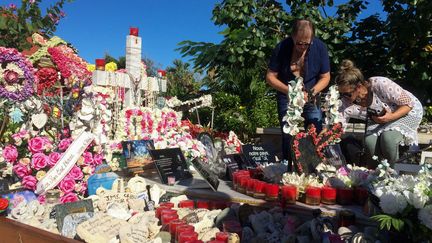 Des fans de Johnny Hallyday se rendent sur la tombe du chanteur au cimetière de Lorient, à Saint-Barthélémy, le 1er décembre 2018. (VALENTINE AUTRUFFE / AFP)