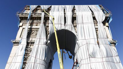 Le démontage de l'œuvre de Christo sur l'Arc de Triomphe a débuté lundi 4 octobre. (OLIVIER CORSAN / MAXPPP)