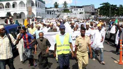 Les partisans de l'ancien président des Comores Ahmed Abdallah Sambi manifestent à Moroni à la fin de la prière du vendredi devant la mosquée principale, le 25 mai 2018.  (Youssouf Ibrahim/AFP)