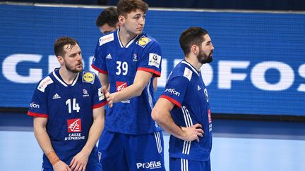 La déception des handballeurs français, après leur défaite face au Danemark lors de la petite finale de l'Euro, le 30 janvier 2022, à Budapest (Hongrie). (ATTILA KISBENEDEK / AFP)