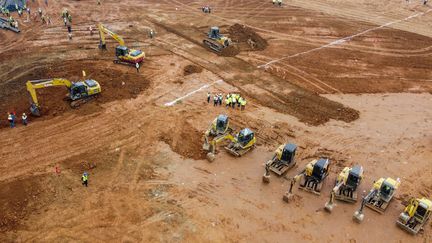 Photographie aérienne de pelleteuses et de camions sur le site de construction du nouveau hôpital, à Wuhan (Chine), le 27 janvier 2020. (HECTOR RETAMAL / AFP)