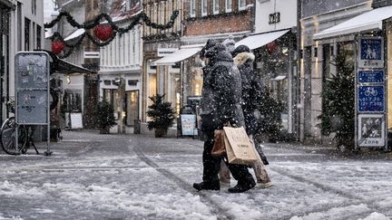 Un piéton à Aalborg (Danemark), le 1er décembre 2021. (HENNING BAGGER / RITZAU SCANPIX / AFP)