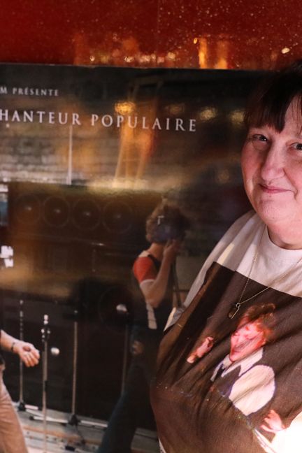 Fabienne, devant l'affiche du film "Cloclo", sorti en 2012. Elle était dans les coulisses du concert, à Arcachon, où cette photo&nbsp;de Claude de François a été prise. (SIMON GOURMELLET/FRANCEINFO)