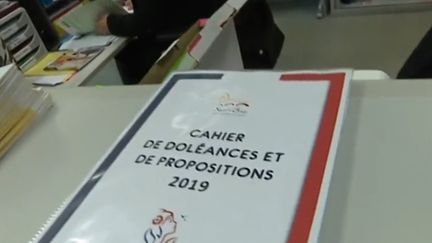 Un cahier de doléances mis en place&nbsp;à l'occasion du mouvement des "gilets jaunes". (CAPTURE D'ÉCRAN FRANCE 3)