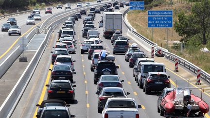 Les automobilistes sur l'autoroute A9, pr&egrave;s de Perpignan (Pyr&eacute;n&eacute;es-Orientales), samedi 1er ao&ucirc;t 2015. (RAYMOND ROIG / AFP)