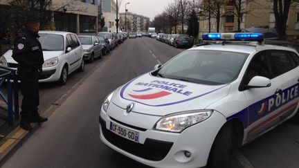 La route a été barrée aux abords de l'école maternelle Jean-Perrin à Aubervilliers (Seine-Saint-Denis), lundi 14 décembre, après&nbsp;qu'un enseignant a affirmé avoir été agressé.&nbsp; (ALEXANDRE DUPONT / FRANCE 3)