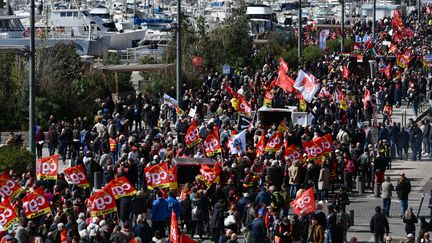 Lors d'une manifestation contre la réforme des retraites à Marseille, le 15 mars 2023. (CHRISTOPHE SIMON / AFP)