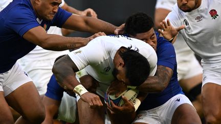 Le centre anglais Manui Tuilagi tente le passage en force face aux Samoans, le 7 octobre au stade Pierre-Mauroy (MIGUEL MEDINA / AFP)