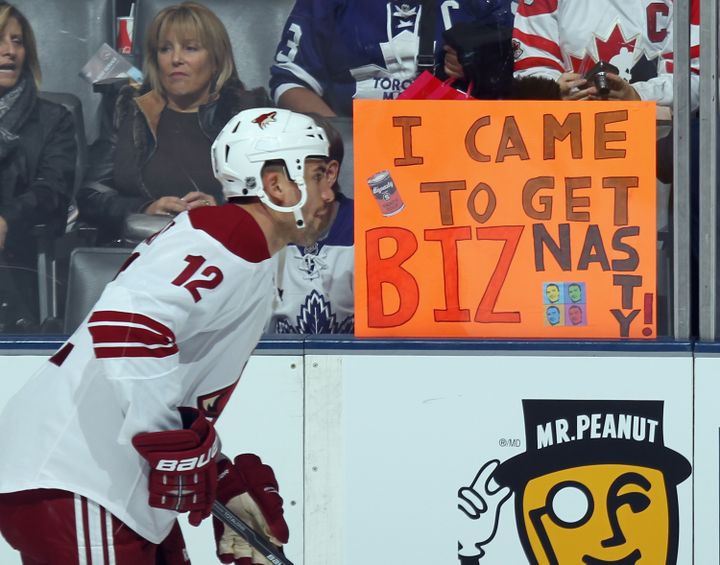 Le hockeyeur canadien Paul Bissonnette devant une banderole &agrave; la gloire de son compte Twitter (@biznasty2point0), &agrave; Toronto, au Canada, le 15 novembre 2011.&nbsp; (BRUCE BENNETT / GETTY IMAGES)