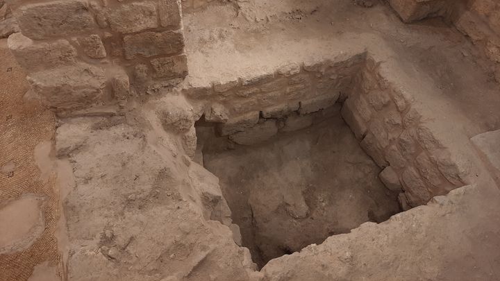 Depuis le sauna, les restes d'une église byzantine peuvent être observés. (Frédéric Métézeau / Radiofrance)