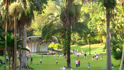 Aujourd’hui encore ce jardin remplit totalement son rôle en étant la première institution de botanique tropicale et d’horticulture d’Asie. Son côté ludique et esthétique attire chaque année quatre millions de visiteurs et de touristes du monde entier.
 
De plus, il est le seul jardin au monde à être ouvert tous les jours de cinq heures du matin à minuit. (Creative Commons / Calvin Teo)