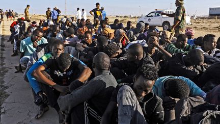 Un groupe de migrants interceptés par les garde-côtes libyens au large de la ville de Khom, à 120 km à l'est de Tripoli, le 1er octobre 2019. (MAHMUD TURKIA / AFP)