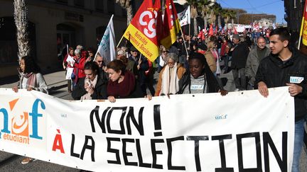 Des étudiants de l'Unef brandissent une banderole, lors d'une manifestation en novembre 2017 à Montpellier. (PASCAL GUYOT / AFP)