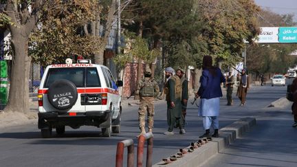 Une ambulance à Kaboul, en Afghanistan, après un attentat contre un hôpital militaire, le 2 novembre 2021. (BILAL GULER / ANADOLU AGENCY / AFP)