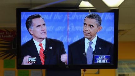 Une t&eacute;l&eacute;vision retransmettant le d&eacute;bat entre Mitt Romney et&nbsp;Barack Obama, &agrave; Miami (Floride). (JOE RAEDLE / GETTY IMAGES NORTH AMERICA / AFP)