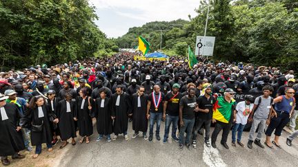 Des manifestants protestent, près de Kourou, en Guyane, mardi 4 avril 2017.&nbsp; (JODY AMIET / AFP)