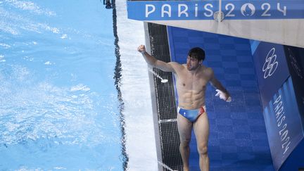 Jules Bouyer en compétition du tremplin 3 mètres lors des Jeux olympiques au Centre aquatique de Saint-Denis, le 6 août 2024. (KEMPINAIRE STEPHANE / KMSP)