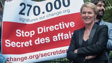 La journaliste Elise Lucet d&eacute;fend sa p&eacute;tition contre la directive "secret des affaires", &agrave; Paris, le 15 juin 2015. (ALINE WEISS / SIPA)