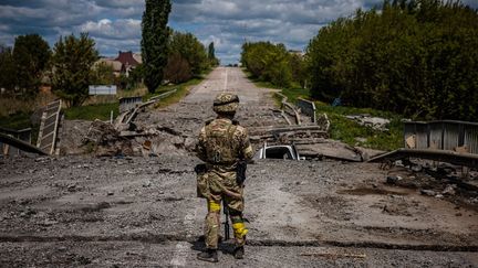 Un soldat des forces spéciales ukrainiennes, près de Kharkiv, le 16 mai 2022. (DIMITAR DILKOFF / AFP)